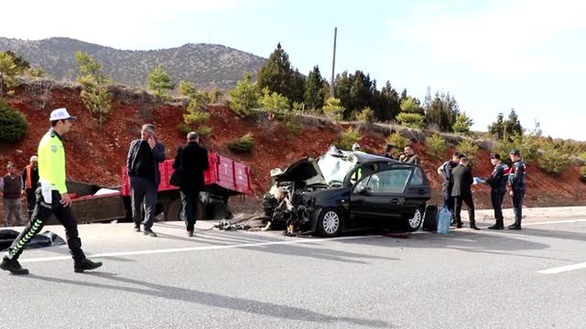 Traktörle çarpışan otomobilin sürücüsü yaralandı eşi öldü