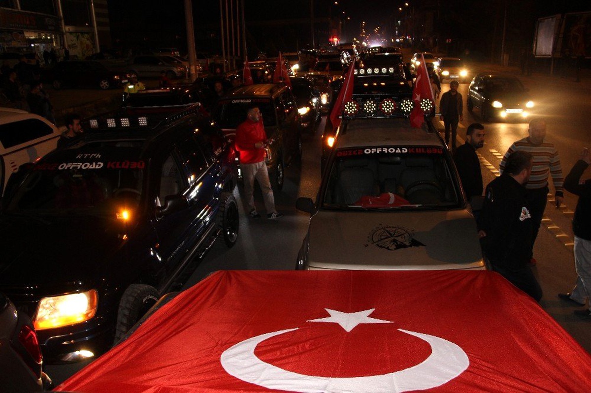 Türk askerinin Bahar Kalkanı Harekatı\'na, \'offroad\'cular konvoyla destek oldu