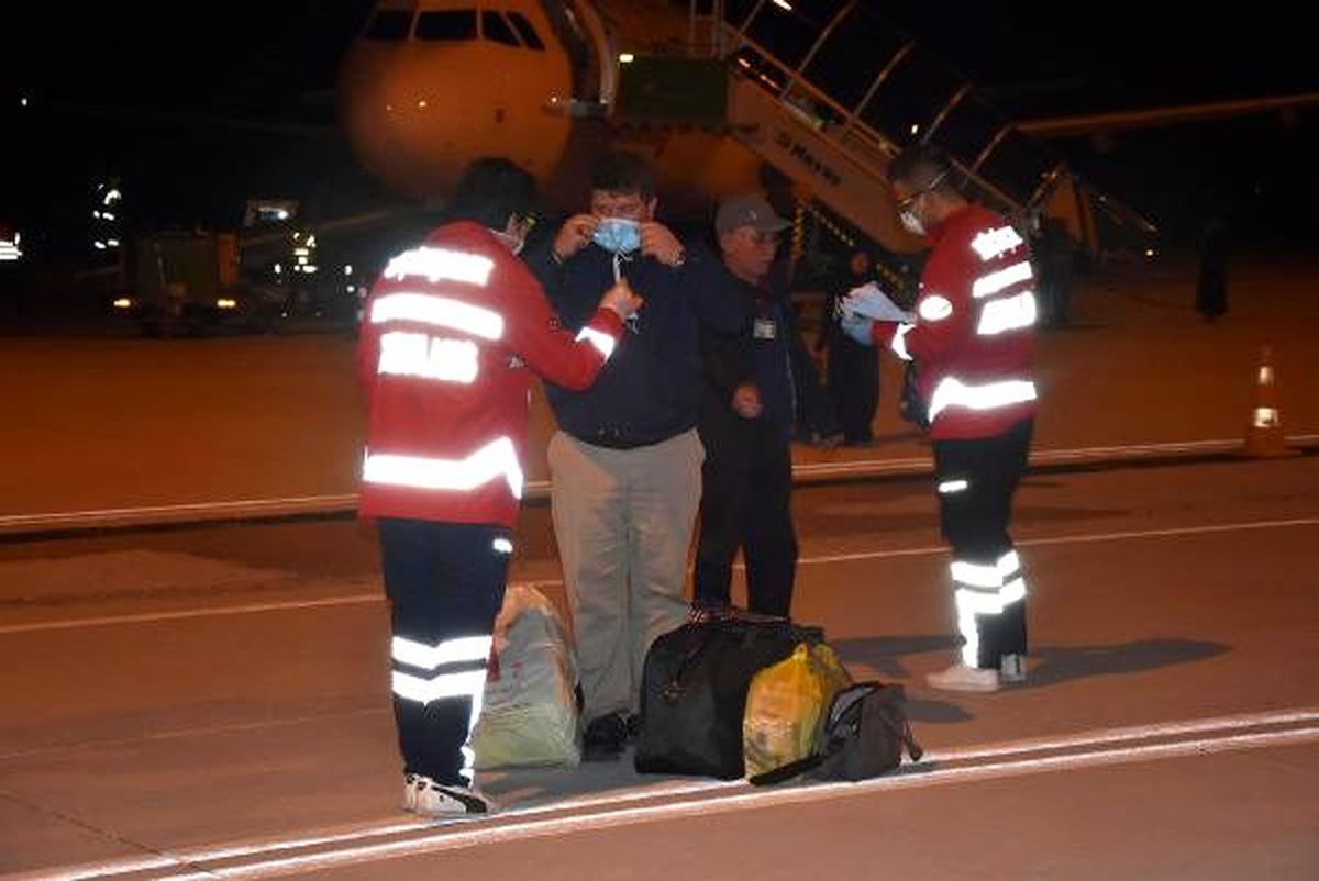 Umreden dönen kafileye, havaalanında sağlık kontrolü