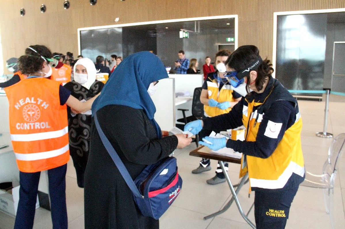 Umreden dönen Türk yolcular, sağlık taramasından geçirildi