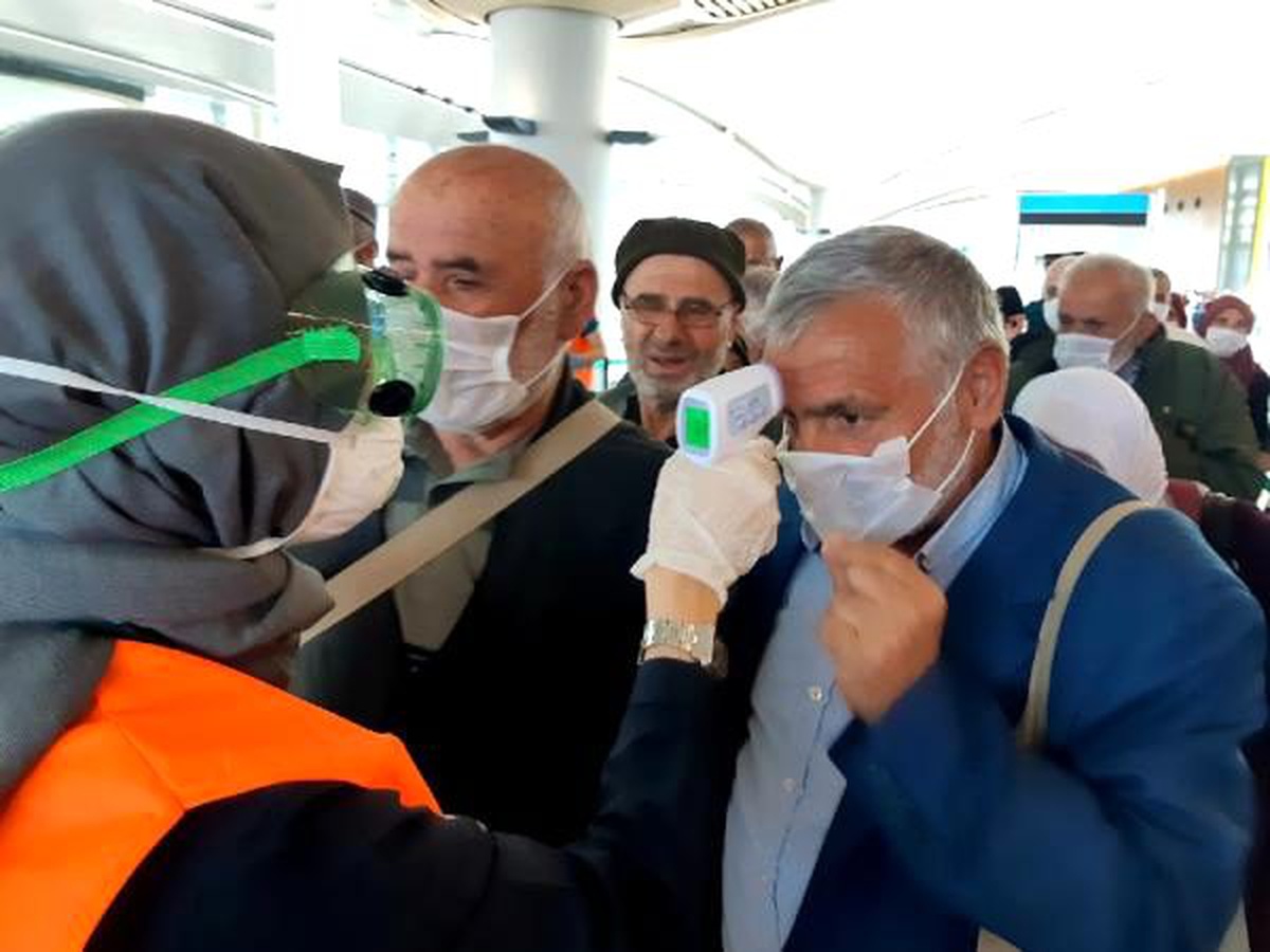 Umreden gelenlere İstanbul Havalimanı\'nda koronavirüs önlemi