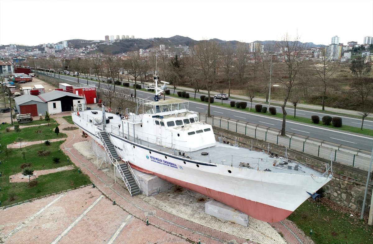 Üniversite öğrencileri hurda gemide mesleğe hazırlanıyor