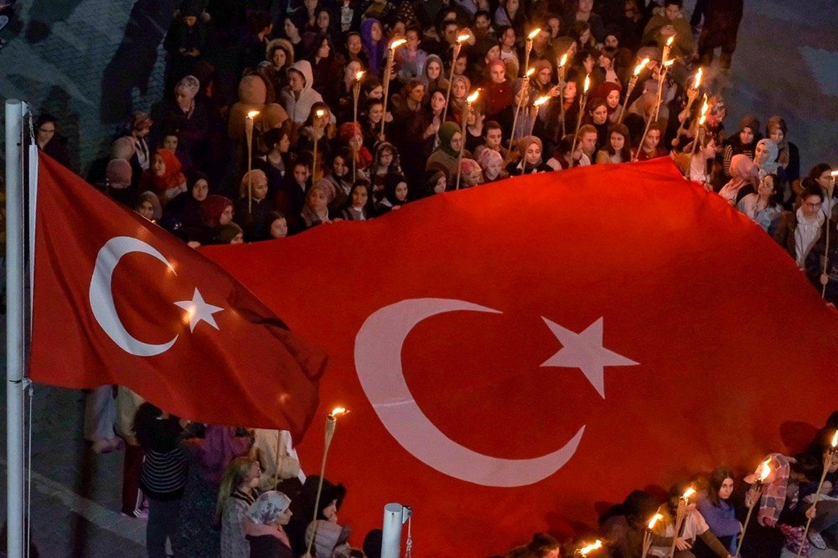 Uşak\'ta yurt ışıkları Mehmetçik için yandı
