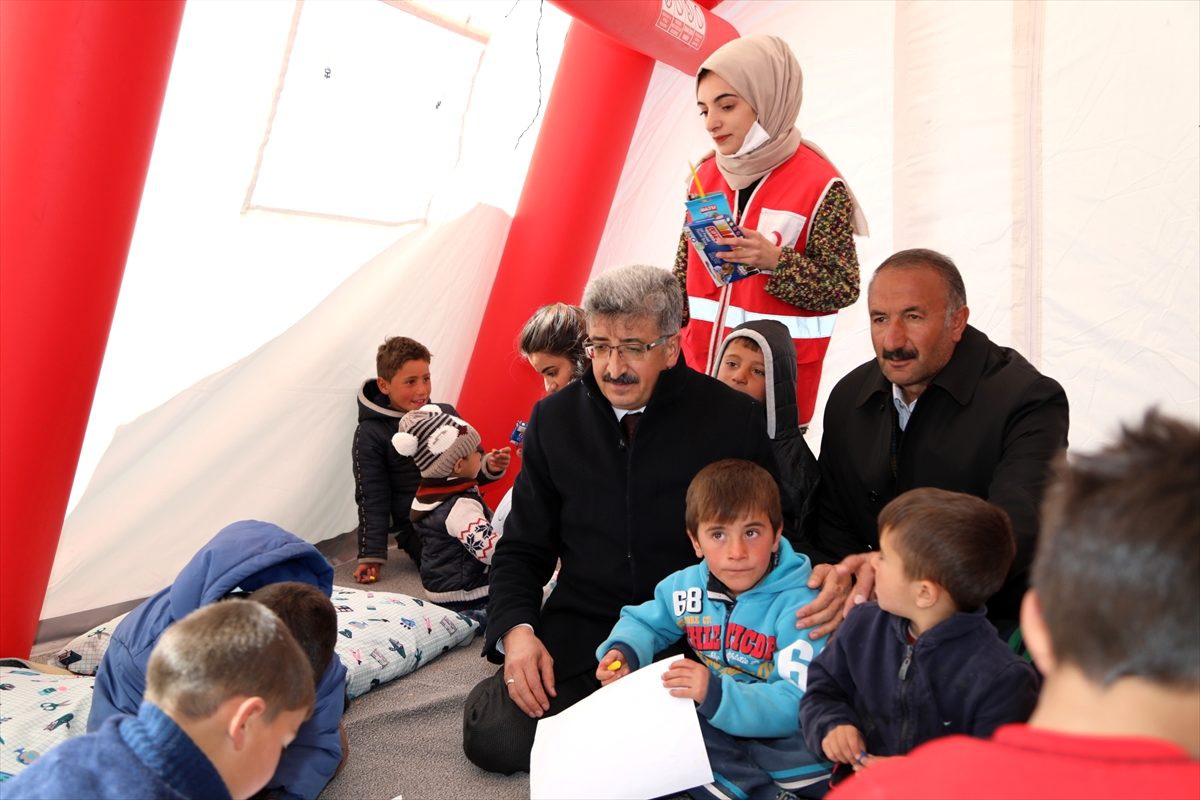 Van Valisi Bilmez, depremzedelere kalıcı konutlarla ilgili bilgi verdi