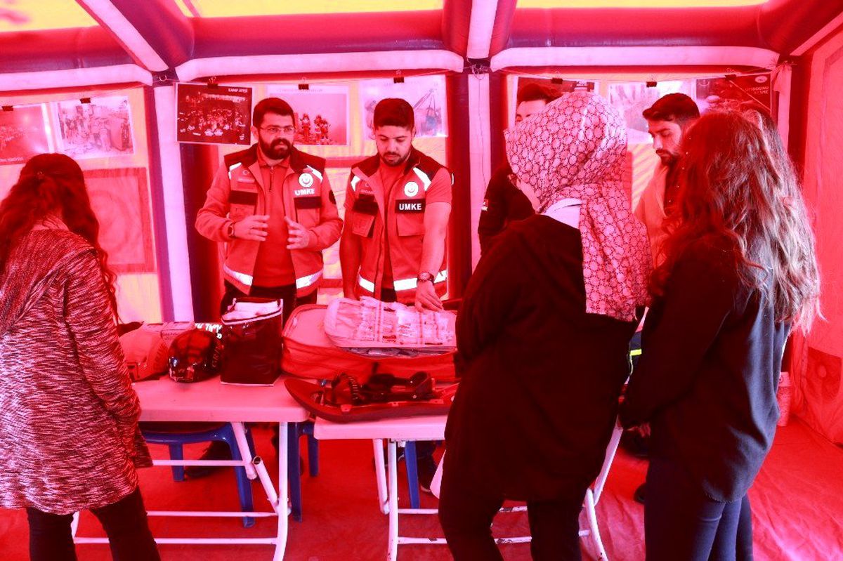 Vatandaşlar deprem eğitimi