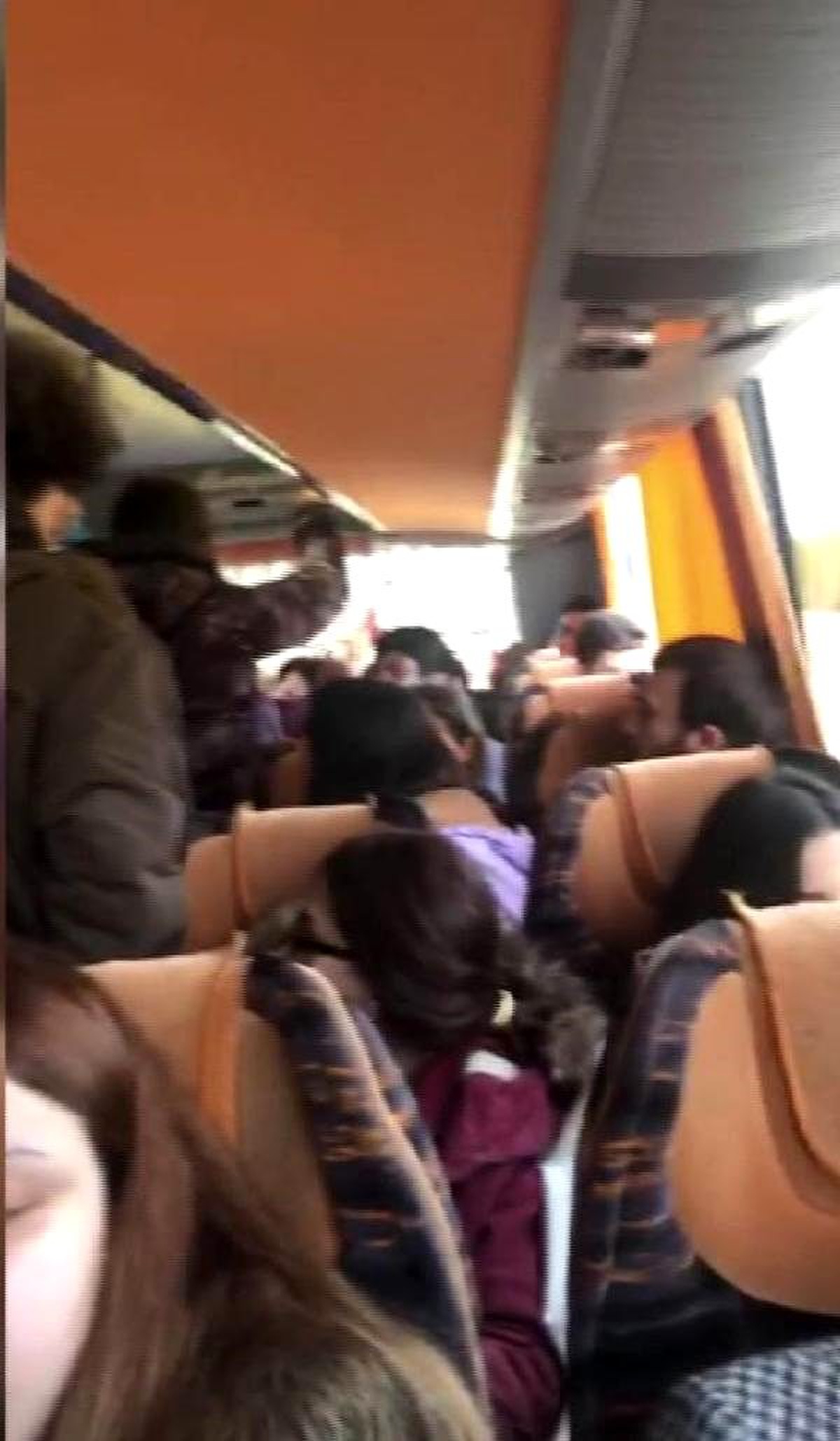 Yolcu otobüsünde öğrencilerle ücret tartışması kamerada