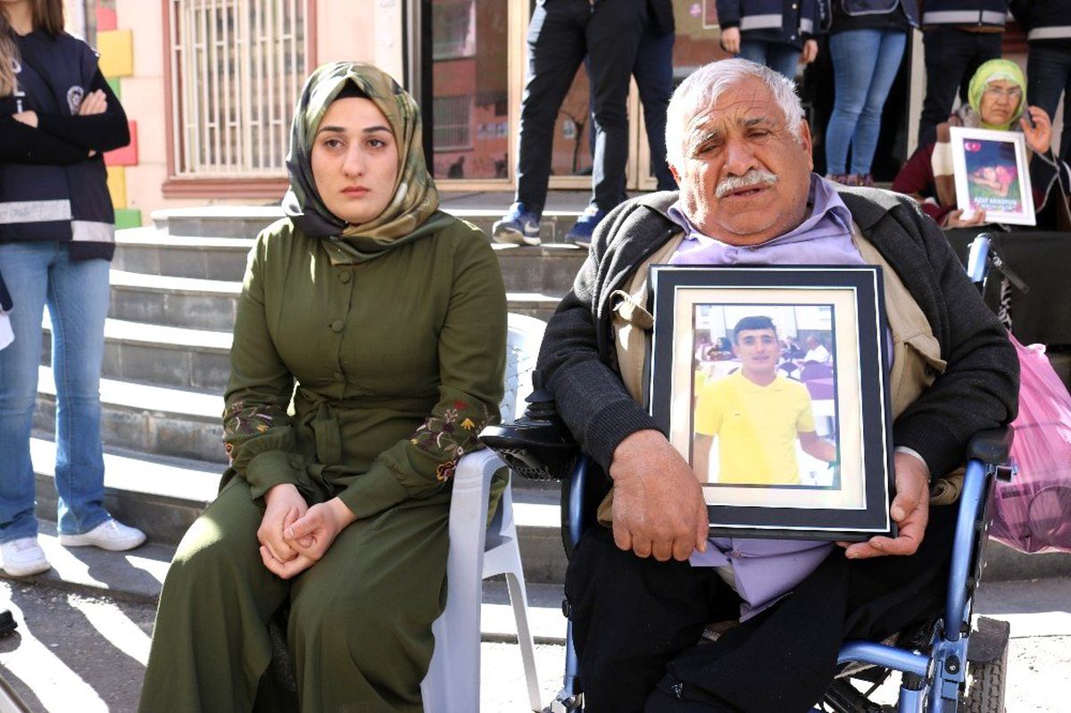 Yürüme engelli baba teröristlerin kaçırdığı evladı için HDP önünde eyleme başladı