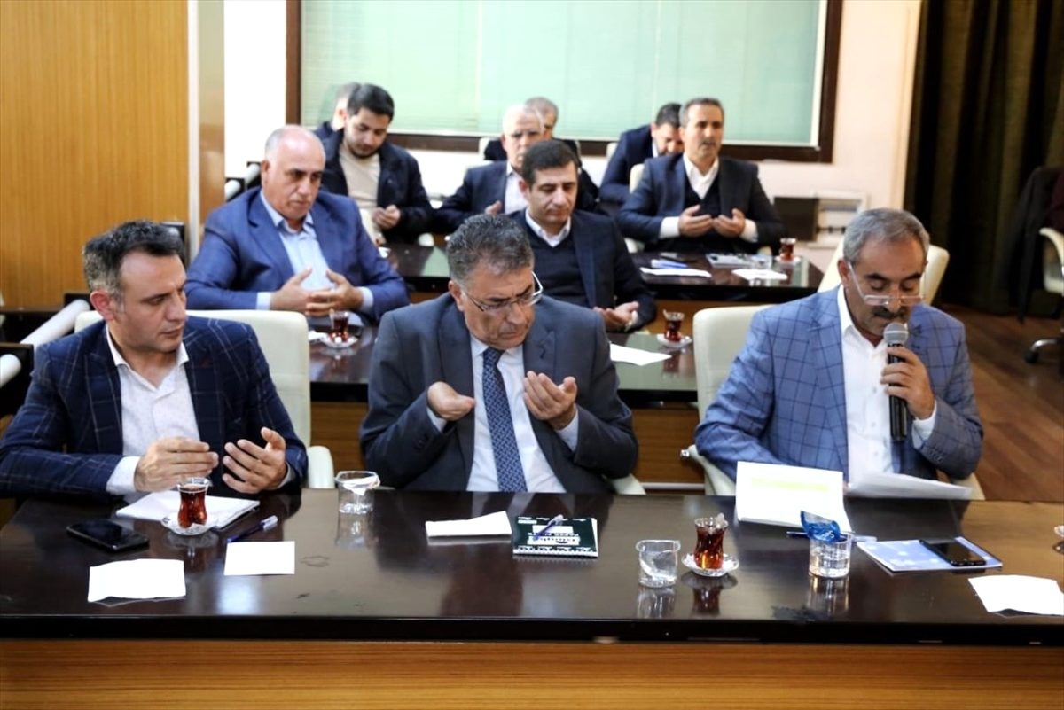 Adıyaman Belediyesi meclis üyeleri, İdlib şehitleri için dua etti