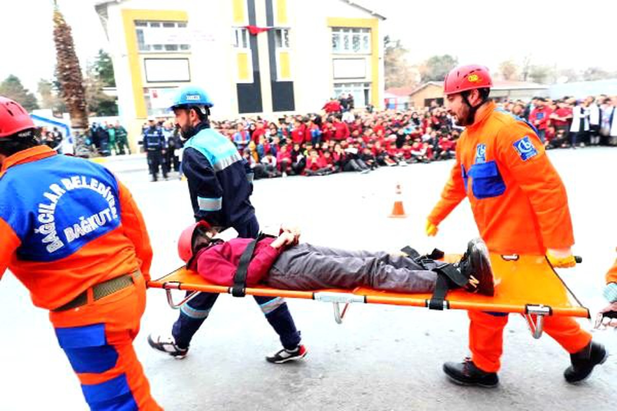 Bağcılar\'da 7 büyüklüğünde deprem tatbikatı