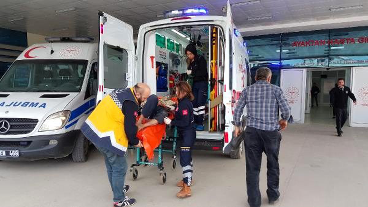 Bahçedeki otları yakarken, kendi yandı