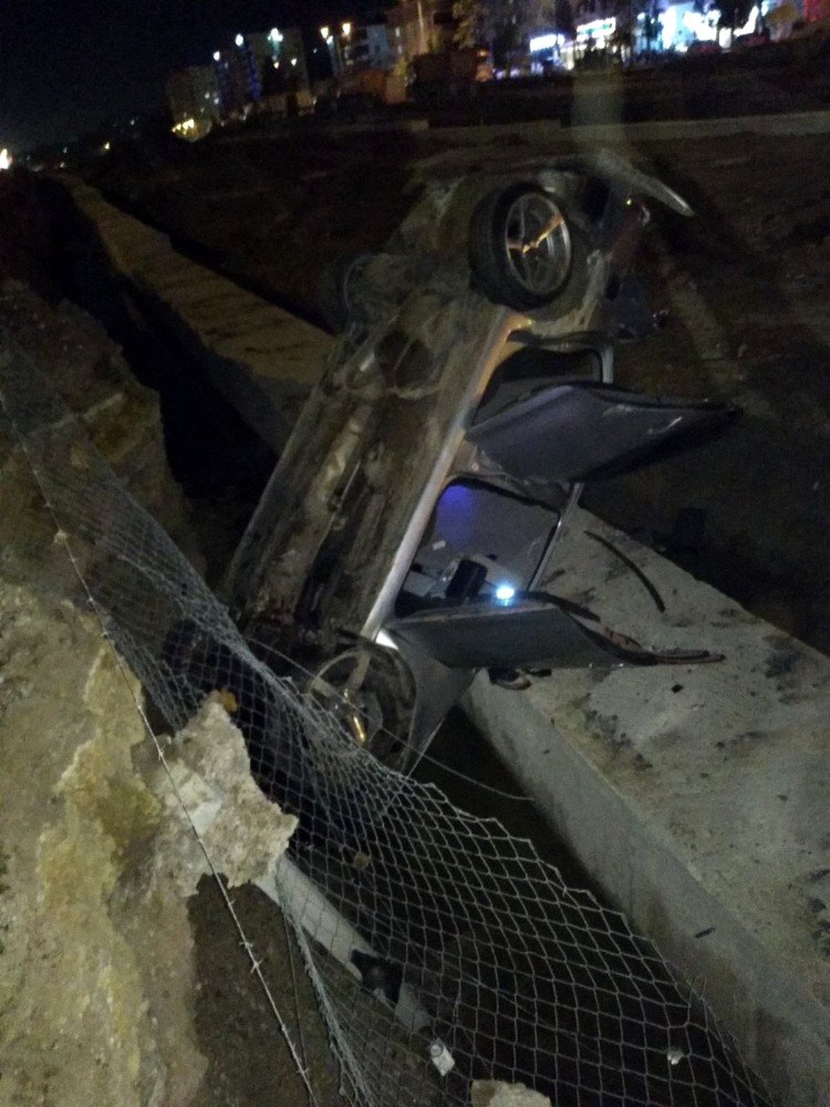 Başkent\'te otomobil şantiye uçtu: 3 yaralı
