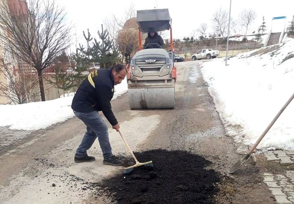 Bayburt\'ta bozulan yollar onarılıyor