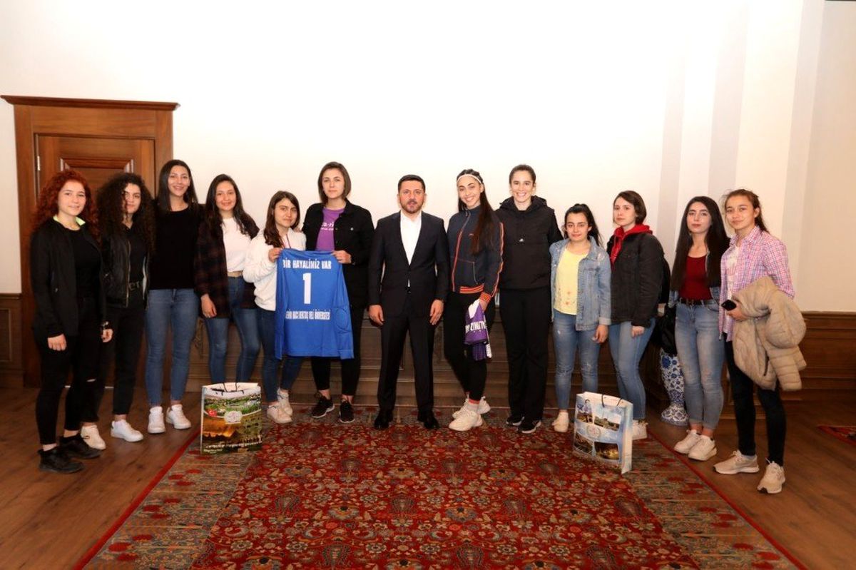 Belediye Başkanı Arı, genç sporculara forma hediye etti