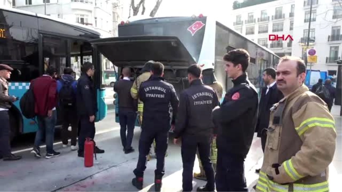 Beyoğlu\'nda özel halk otobüsünde yangın paniği