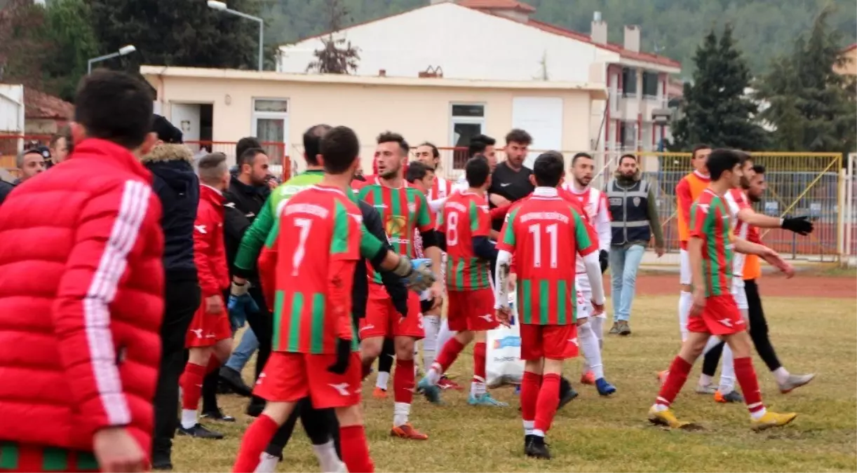 Bileciksporlu 2 futbolcu, darp edildiği iddiasıyla rakip 4 futbolcu için suç duyurusunda bulundu