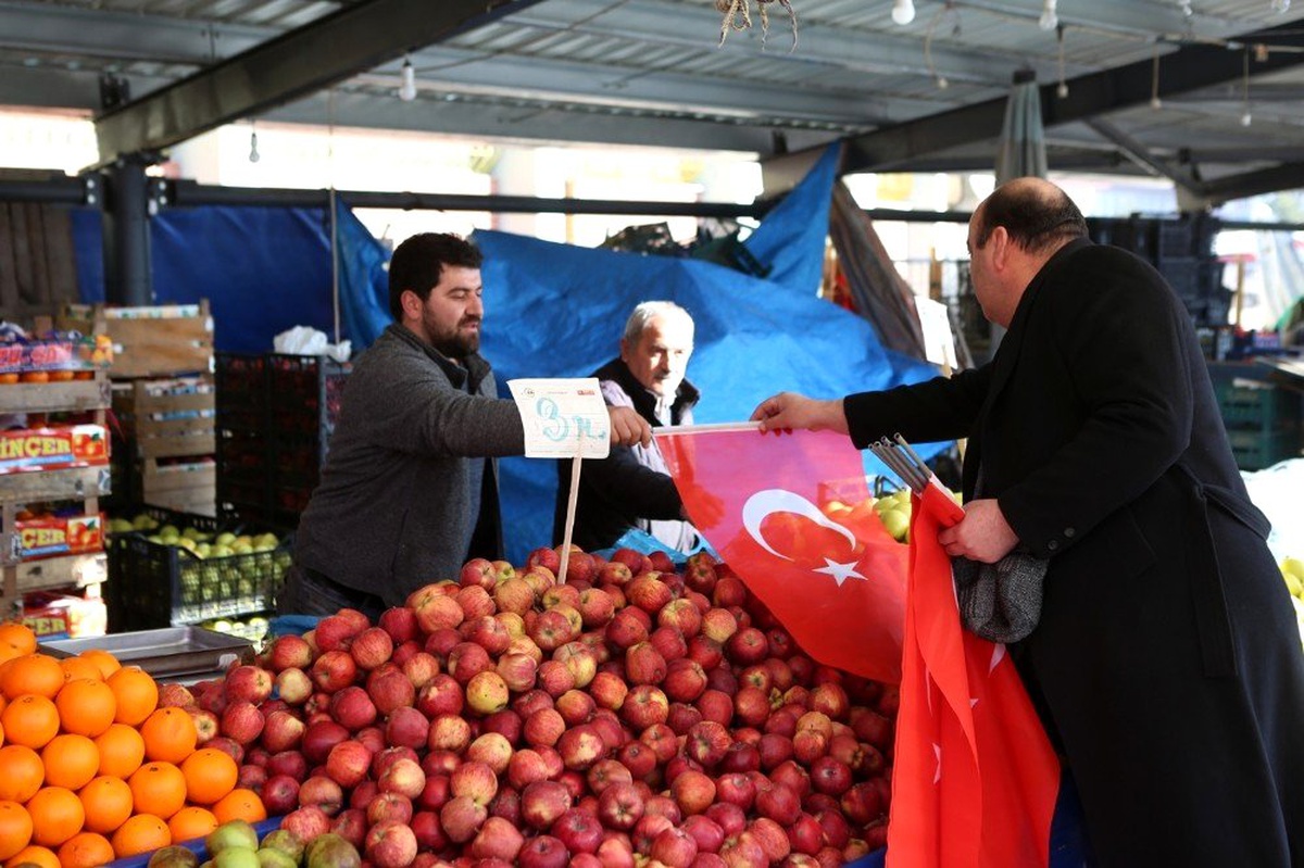 Bolu\'da esnaf ve vatandaşlara Türk bayrağı dağıtıldı