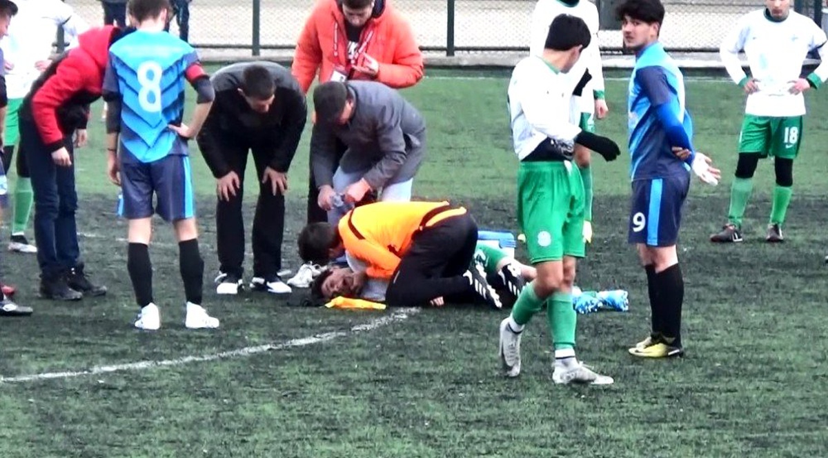 Bolu\'da fenalaşan futbolcuyu hakemlik yapan doktor kurtardı