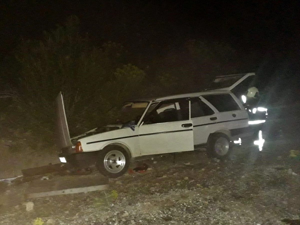 Burdur\'da otomobil ile kamyon çarpıştı: 1ölü, 4 yaralı