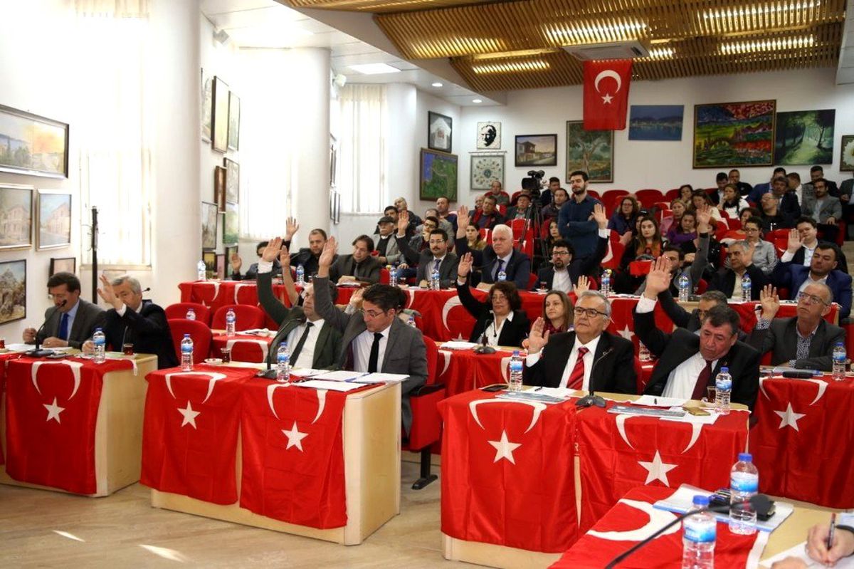 Burhaniye\'de Belediye Meclisinden şehitlere anma