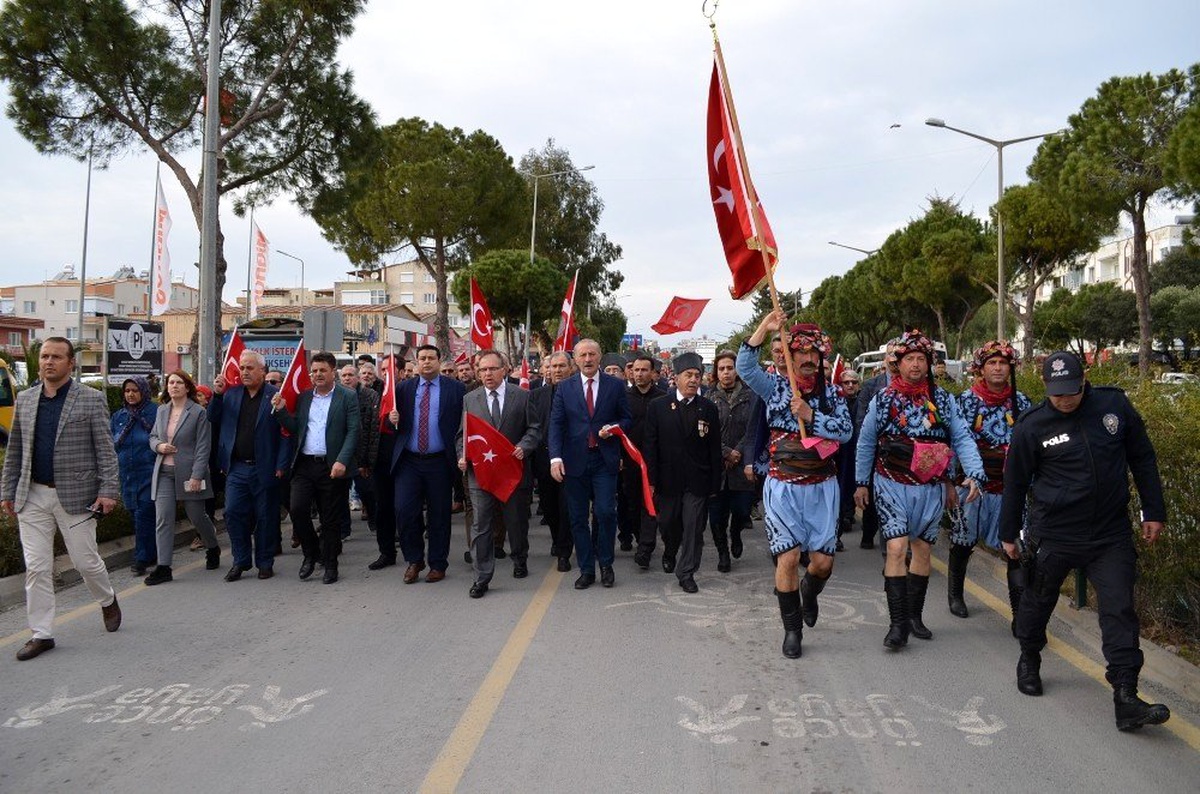 Didim\'de yüzlerce kişi "Şehitlere Saygı" yürüyüşüne katıldı