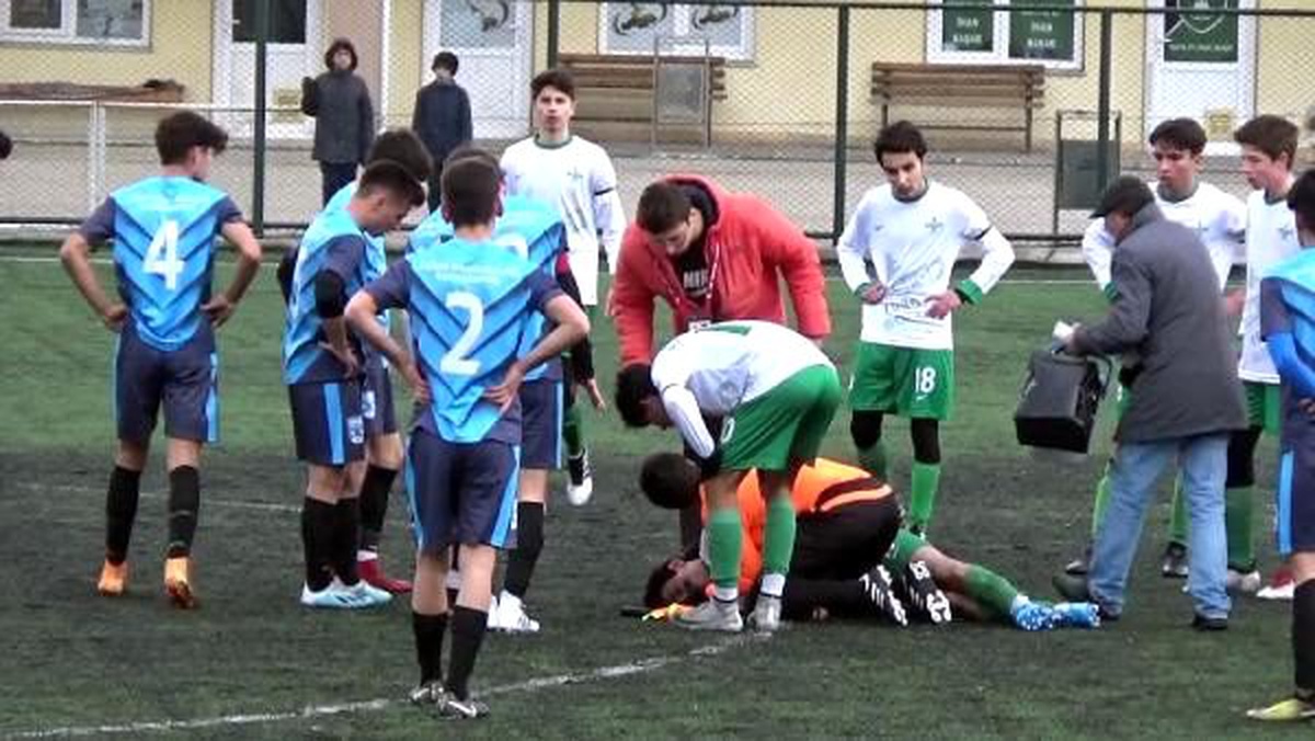 Dili boğazına kaçan futbolcuya, doktor hakemden müdahale