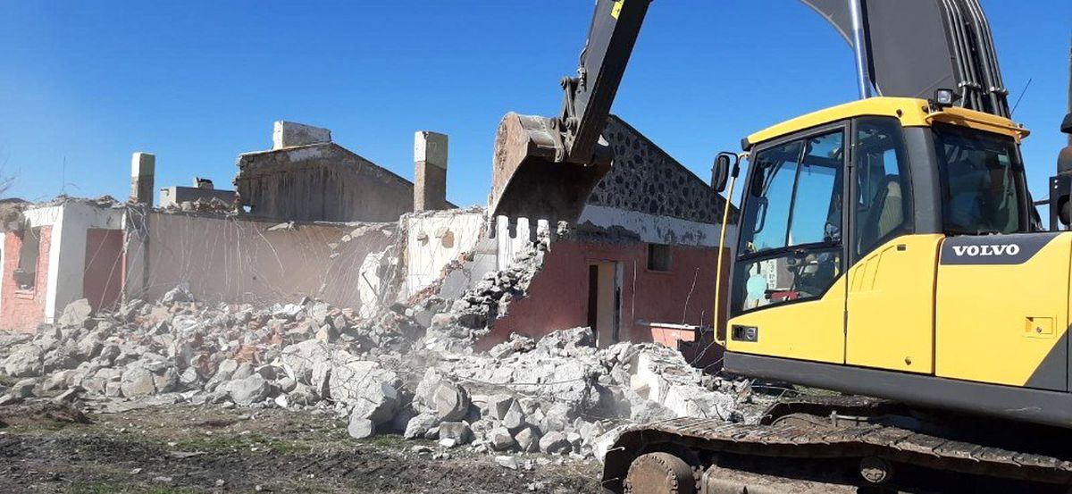 Diyarbakır\'da depremde zarar gören okul yıkıldı