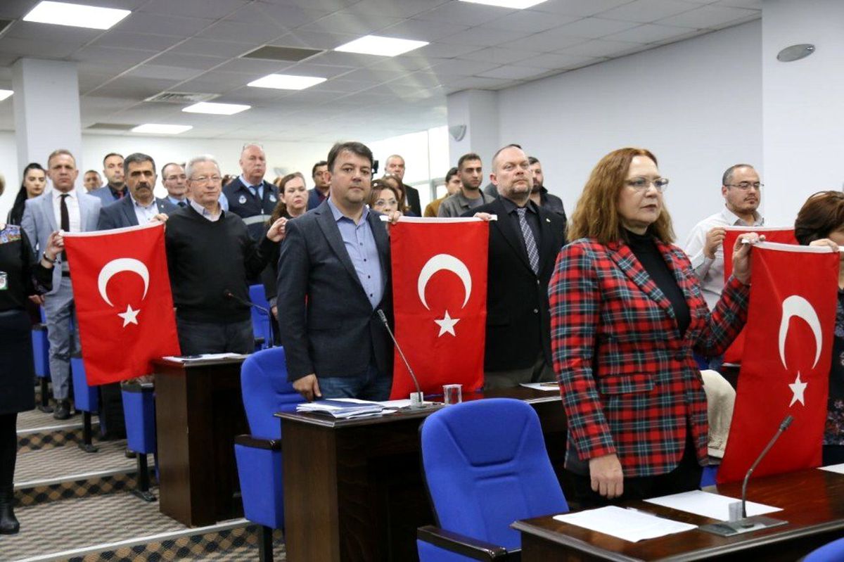 Edremit Belediye Meclisi\'nde şehitler anıldı