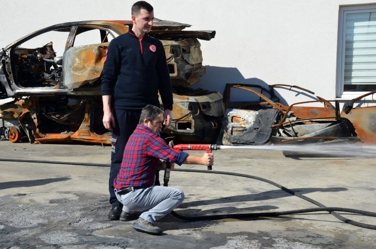 Engelli öğrencilere tatbikat eğitimi yapıldı