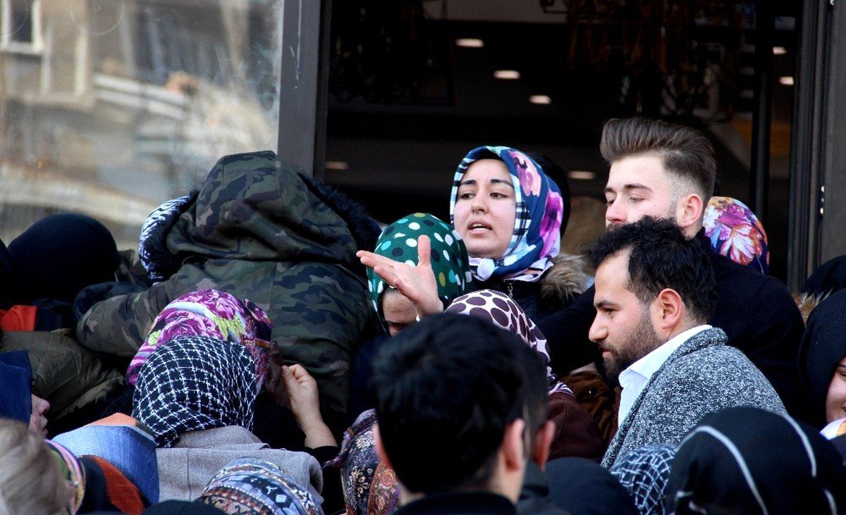 Erzurum\'da yeni açılan mağazada izdiham çıktı
