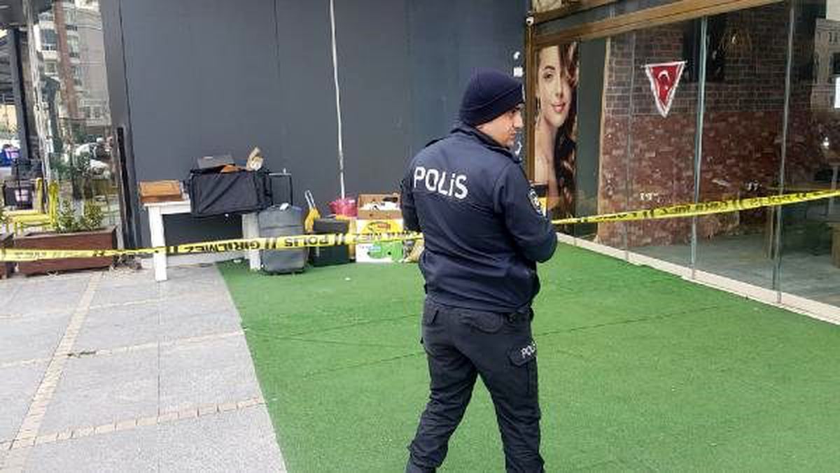 Esenyurt\'ta boş dairedeki bavuldan sis bombası, barut, elektronik parçalar ve kablolar çıktı (1)
