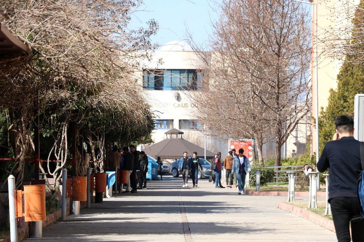 Eylem yapan üniversiteliler hasarlı binalardan kurtuldu