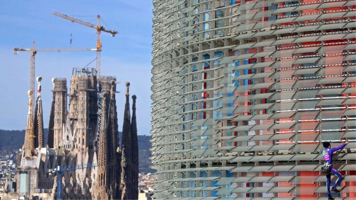Fransız \'örümcek adam\' koronavirüse dikkat çekmek için Barselona\'nın en yüksek binasına tırmadı