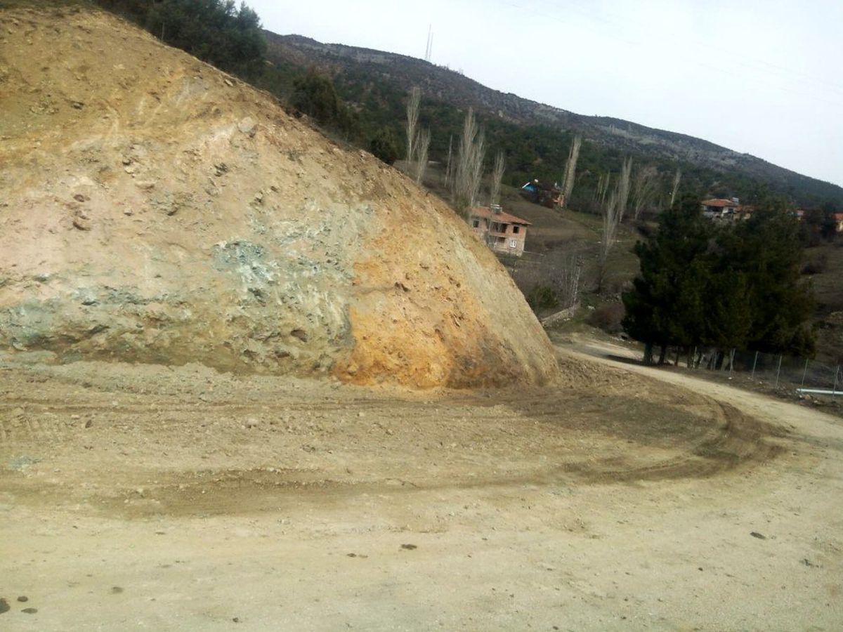 Heyelanla kapanan yol açıldı