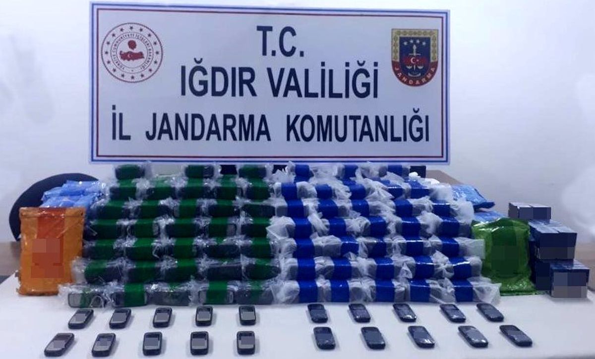 Iğdır\'da kaçak cep telefonu, nargile tütünü ve sigara operasyonu: 2 gözaltı