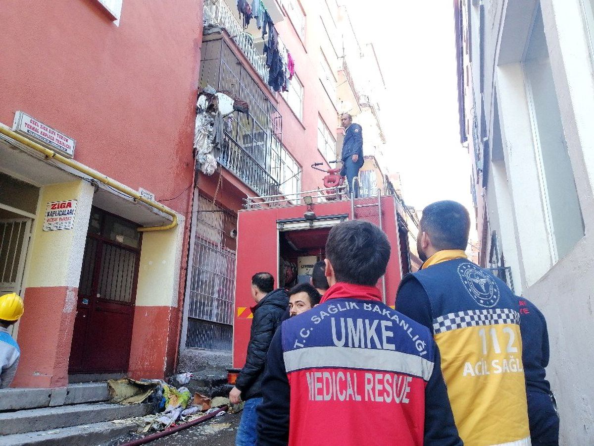 İki bina arasına atılan çöpler yandı