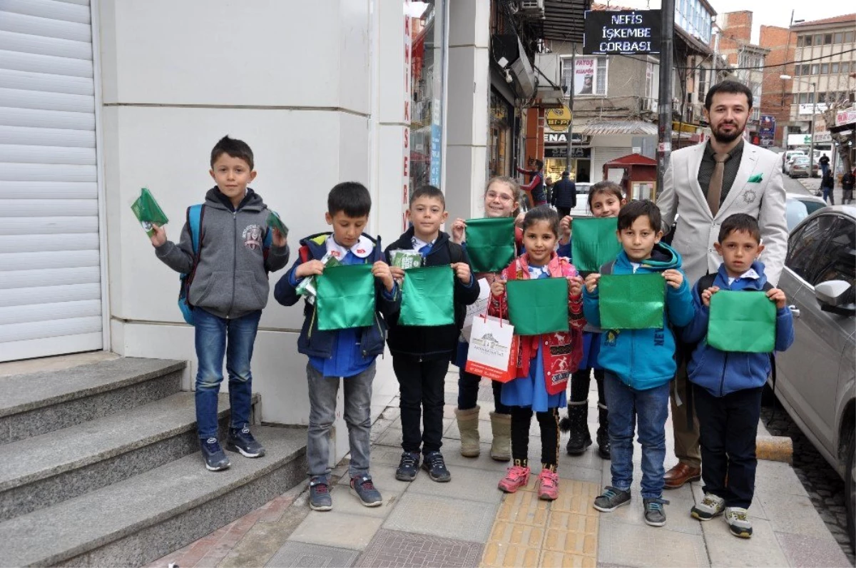 İlkokul öğrencilerinden esnafı uyaran hediye