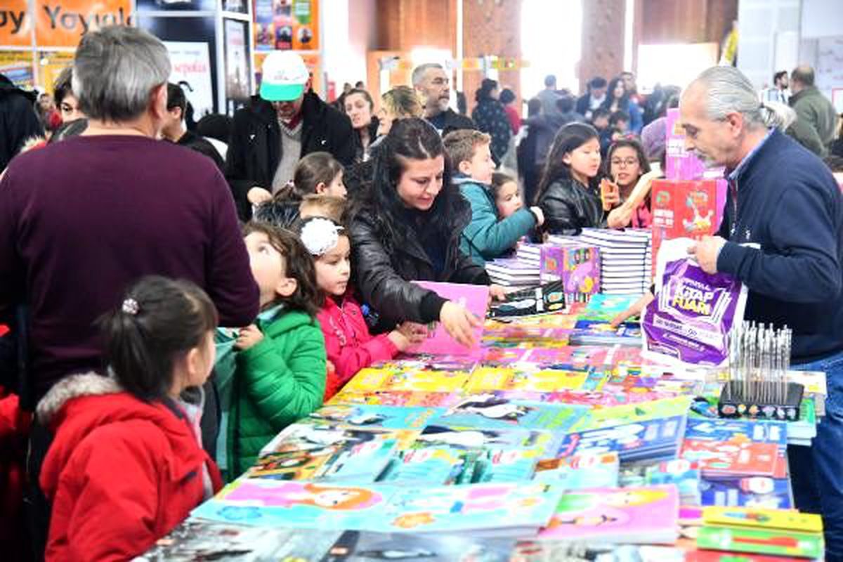 Isparta Kitap Fuarı\'na ziyaretçi akını