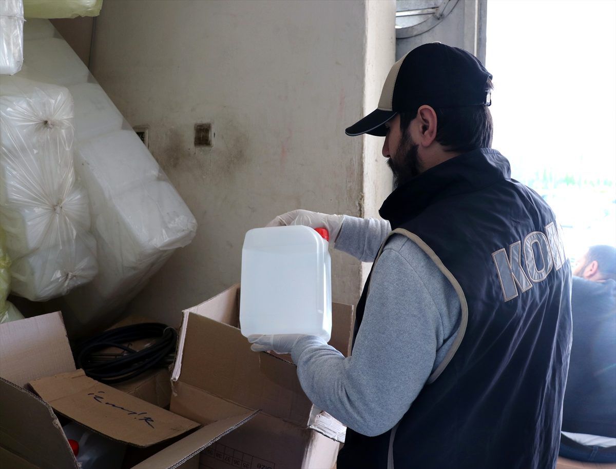 İzmir\'de sahte içki operasyonunda iki kişi yakalandı