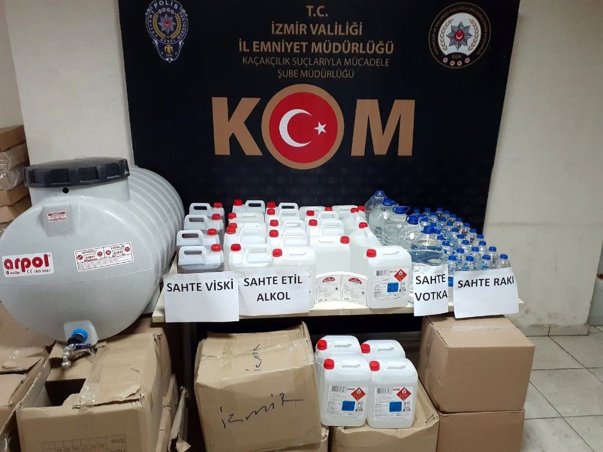 İzmir\'de sahte içki üretilen depoya baskın: 2 kişi gözaltında