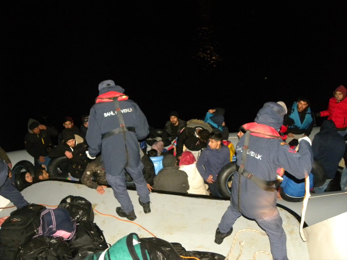 İzmir\'de yardım isteyen 78 düzensiz göçmen kurtarıldı