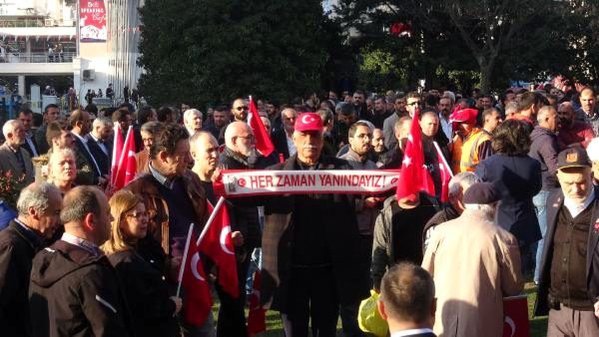 İzmit\'te, Mehmetçik\'e destek için yürüdüler
