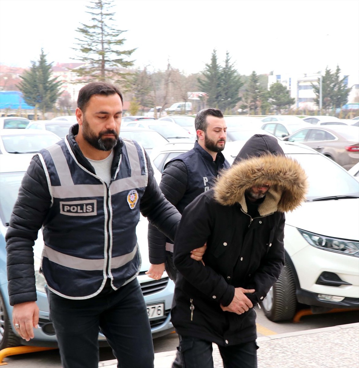 Kar maskeli hırsız 250 kamera kaydı incelenerek yakalandı