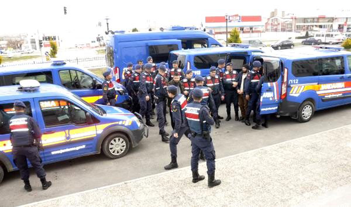 Karaman\'da, 9 DEAŞ şüphelisi adliyede
