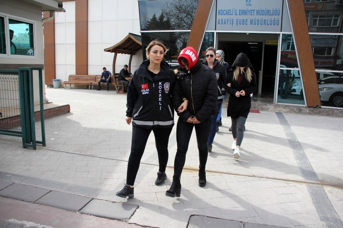 Kocaeli\'de masaj salonuna fuhuş operasyonu: 8 gözaltı