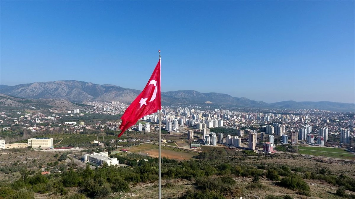 Kozan\'da şehitler anısına dev Türk bayrağı