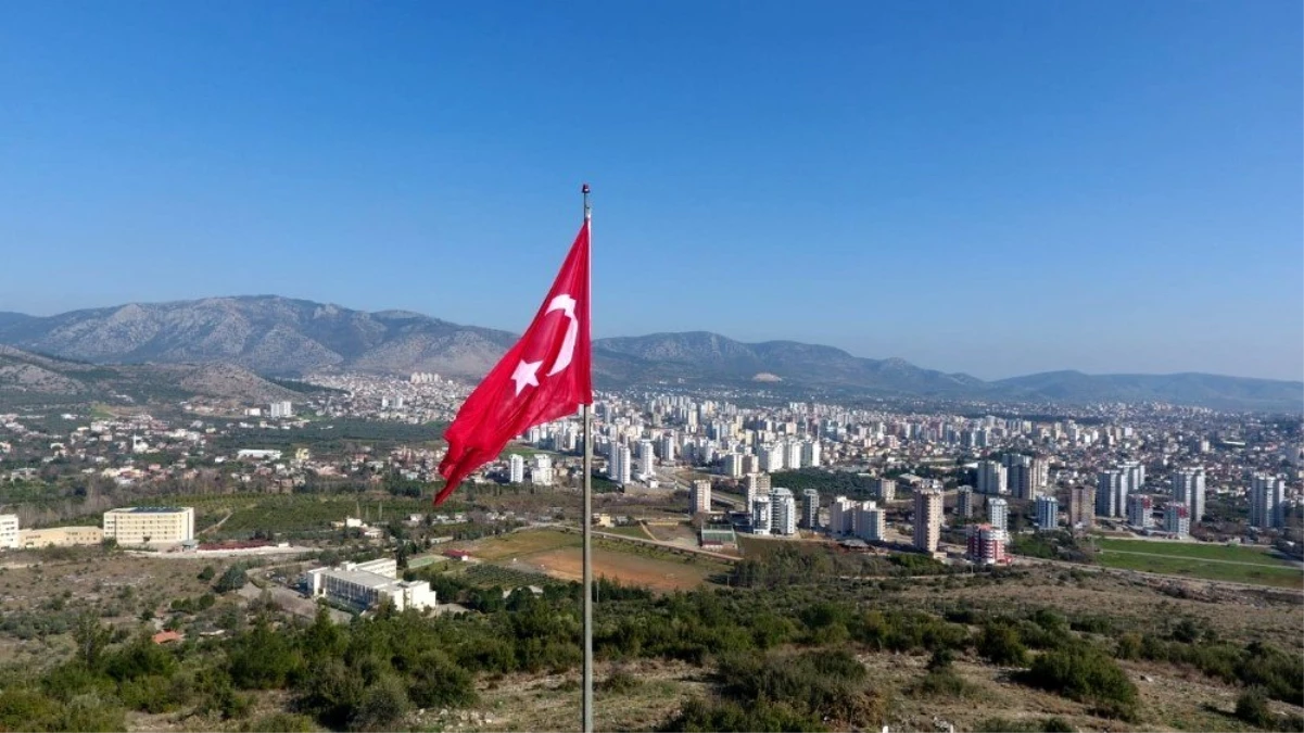 Kozan\'da şehitler anısına dev Türk Bayrağı asıldı