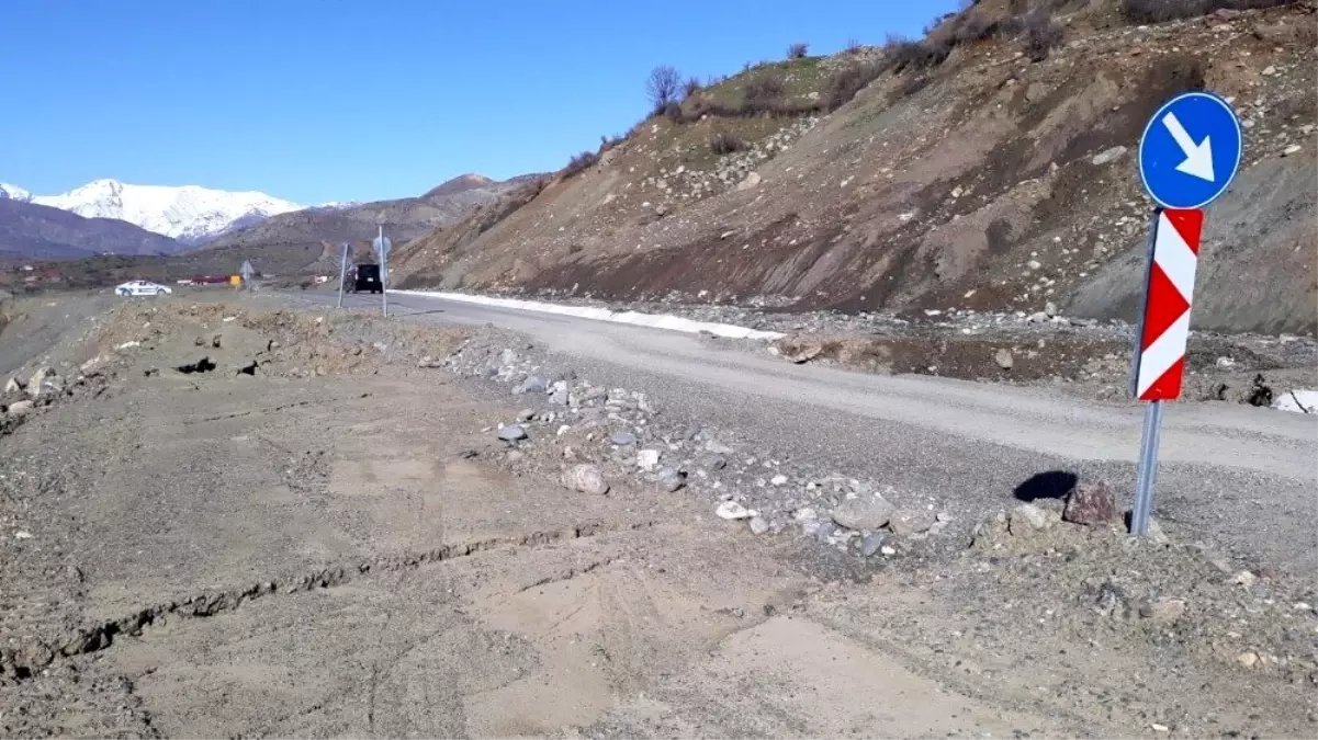 Kulp\'ta yol çöktü, ulaşımda aksamalar yaşandı