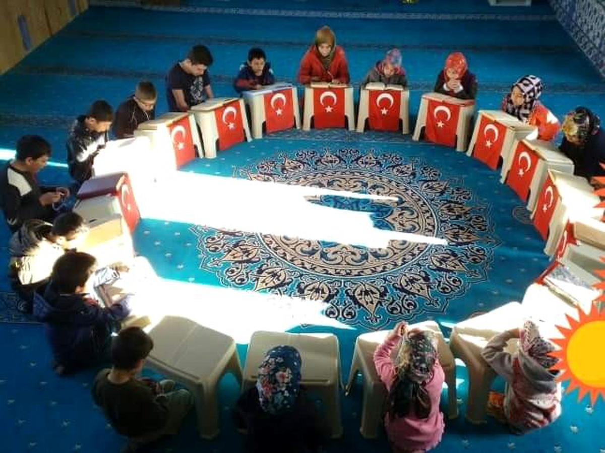 Kur\'an-ı Kerim okuyup, Mehmetçiğe dua ediyorlar