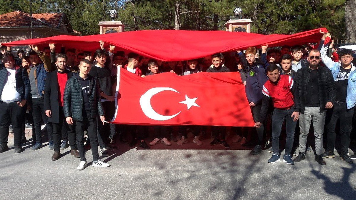Lise öğrencilerinden İdlib şehitleri için Türk bayraklı yürüyüş
