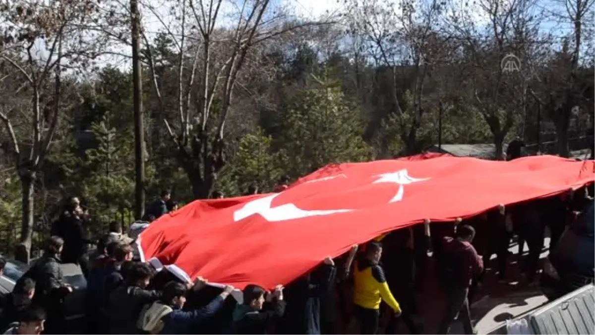 Lise öğrencilerinden "Şehitlere Saygı Yürüyüşü"